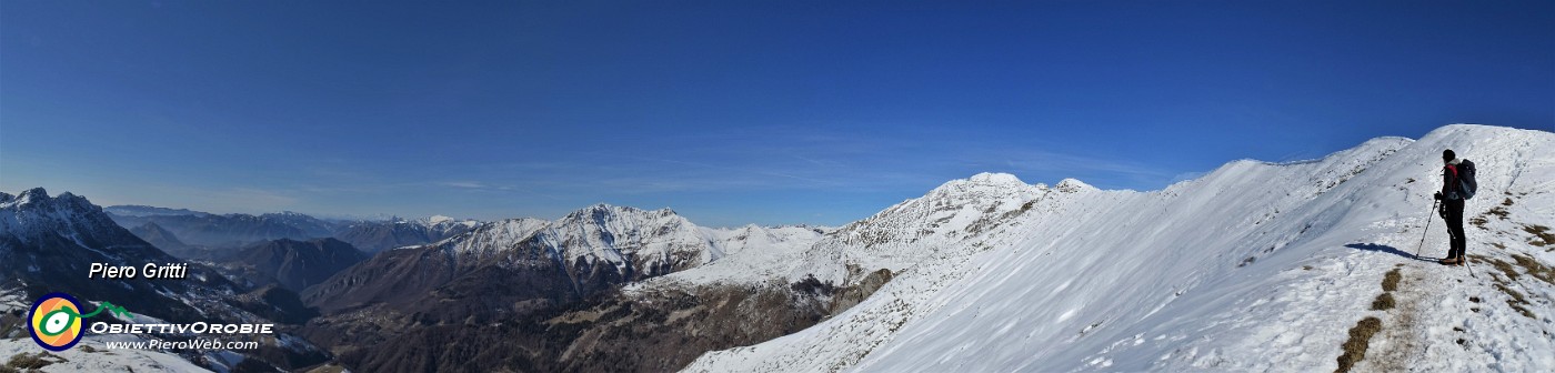 27 Calzati i ramponi, siamo pronti a percorrere con attenzione l'affilata cresta ben innevata  per Cima Grem.jpg